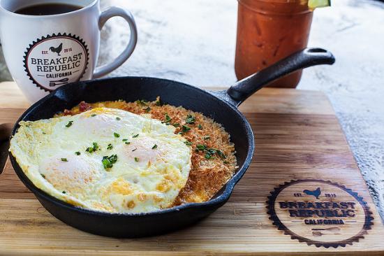 breakfast republic mac n cheese in a pan