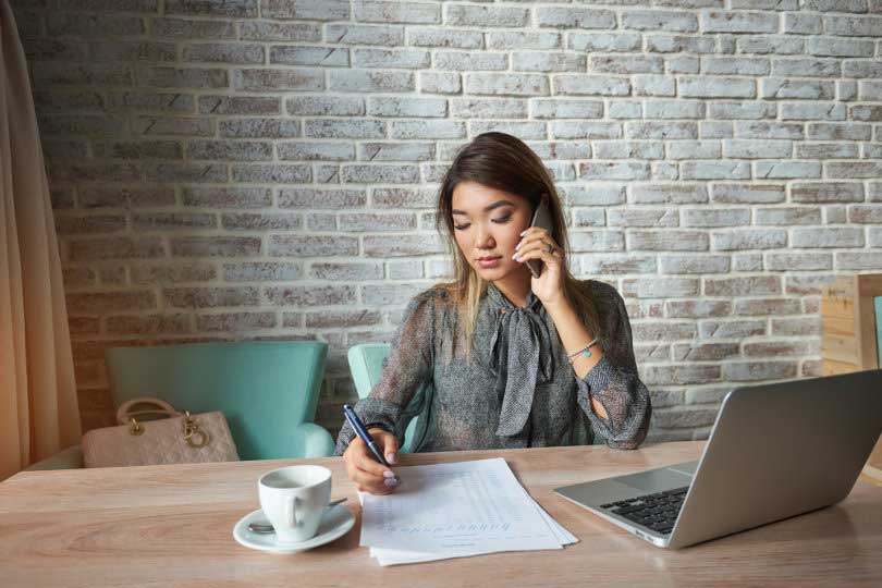 a photo woman working without distractions