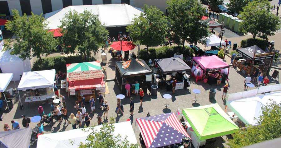 Vendor-booths-at-an-outdoor-event