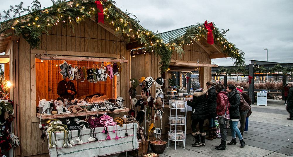 peopel-at-a-christmas-popup-shop-outside