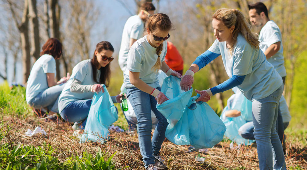 volunteers-working